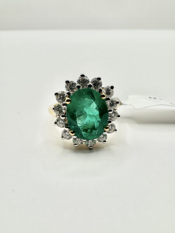 18ct Yellow Gold Colombian Emerald 2.90ct  Oval Diamond ring - Image 5
