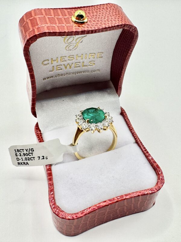 18ct Yellow Gold Colombian Emerald 2.90ct  Oval Diamond ring