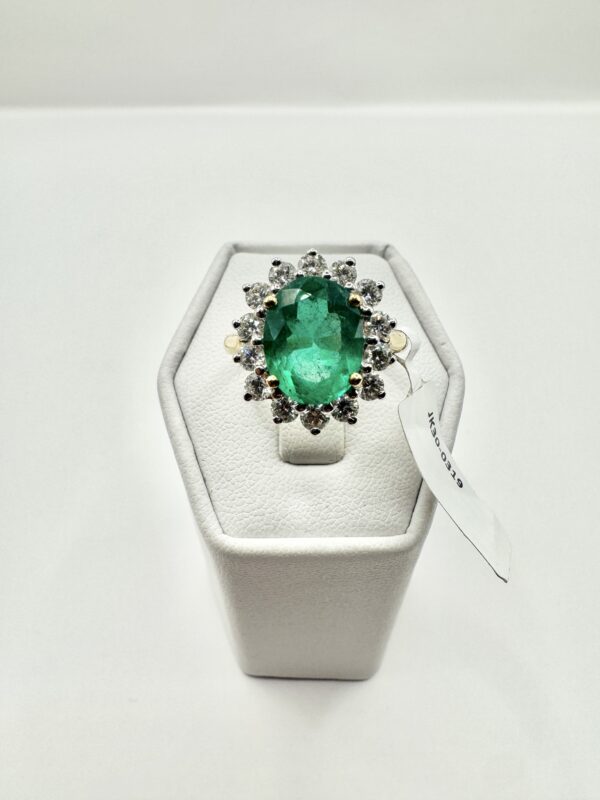 18ct Yellow Gold Colombian Emerald 2.90ct  Oval Diamond ring - Image 2